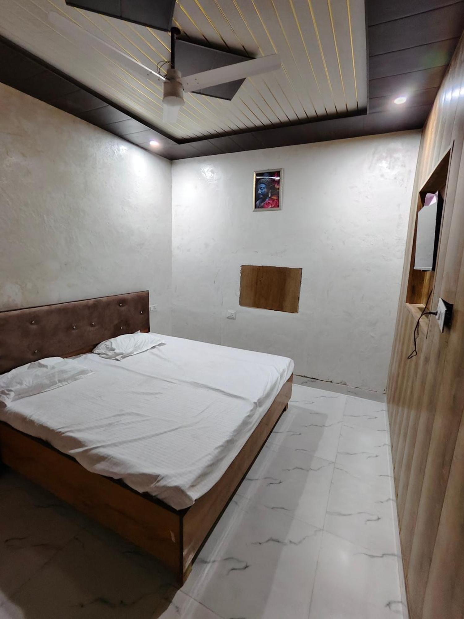 Anjani Garden Hotel And Restaurant Jhusi Экстерьер фото